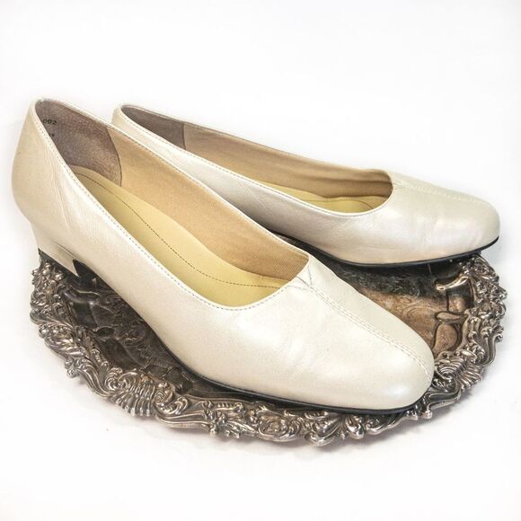 Trotters Doris Pearl White Leather Pumps Sz 9.5M - Picture 1 of 9